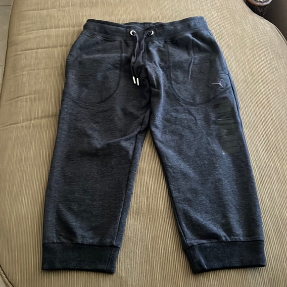 Puma sports cropped sweatpants. - Picture 3 of 9